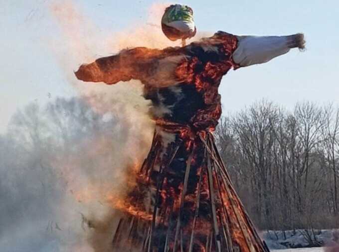 В Белгородской и Амурской областях на Масленицу сожгли чучела с политическими символами